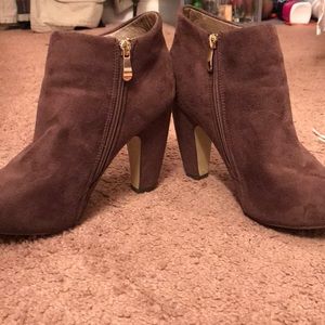 S 10 Liliana Boutique Brown suede booties!